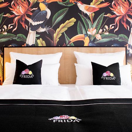 Frida Hotel & Cafe Bassum Bagian luar foto