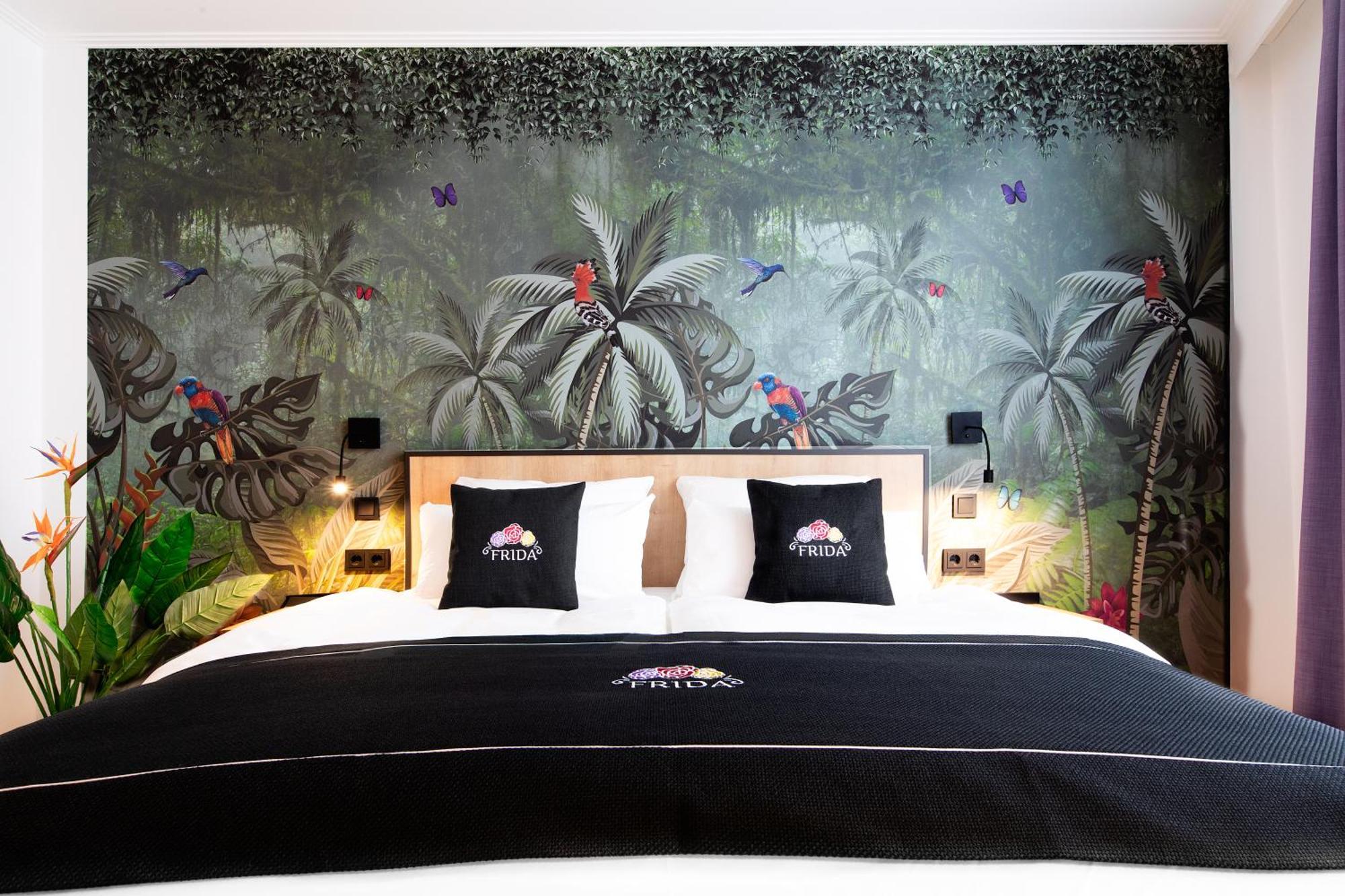 Frida Hotel & Cafe Bassum Bagian luar foto