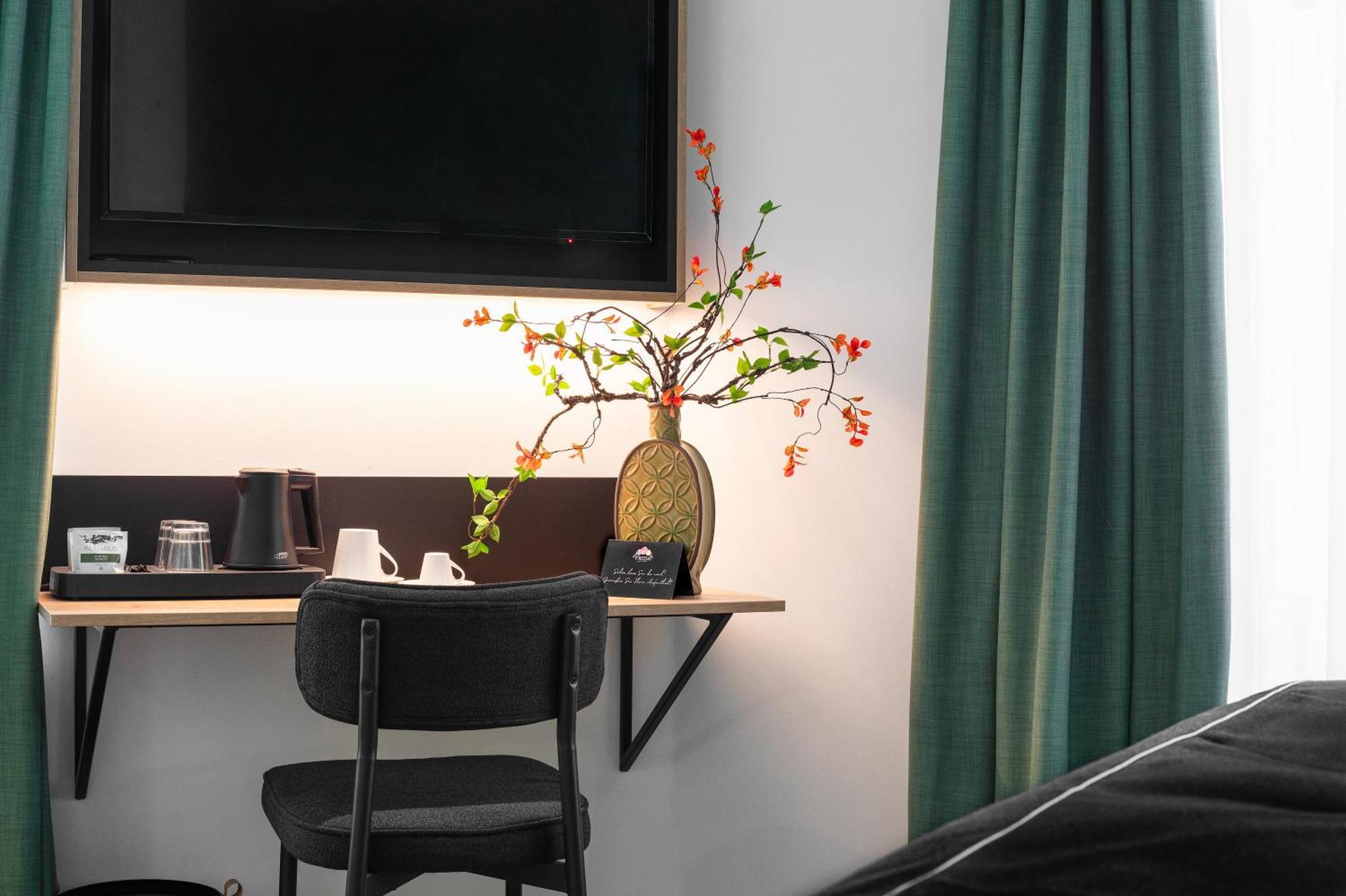 Frida Hotel & Cafe Bassum Bagian luar foto