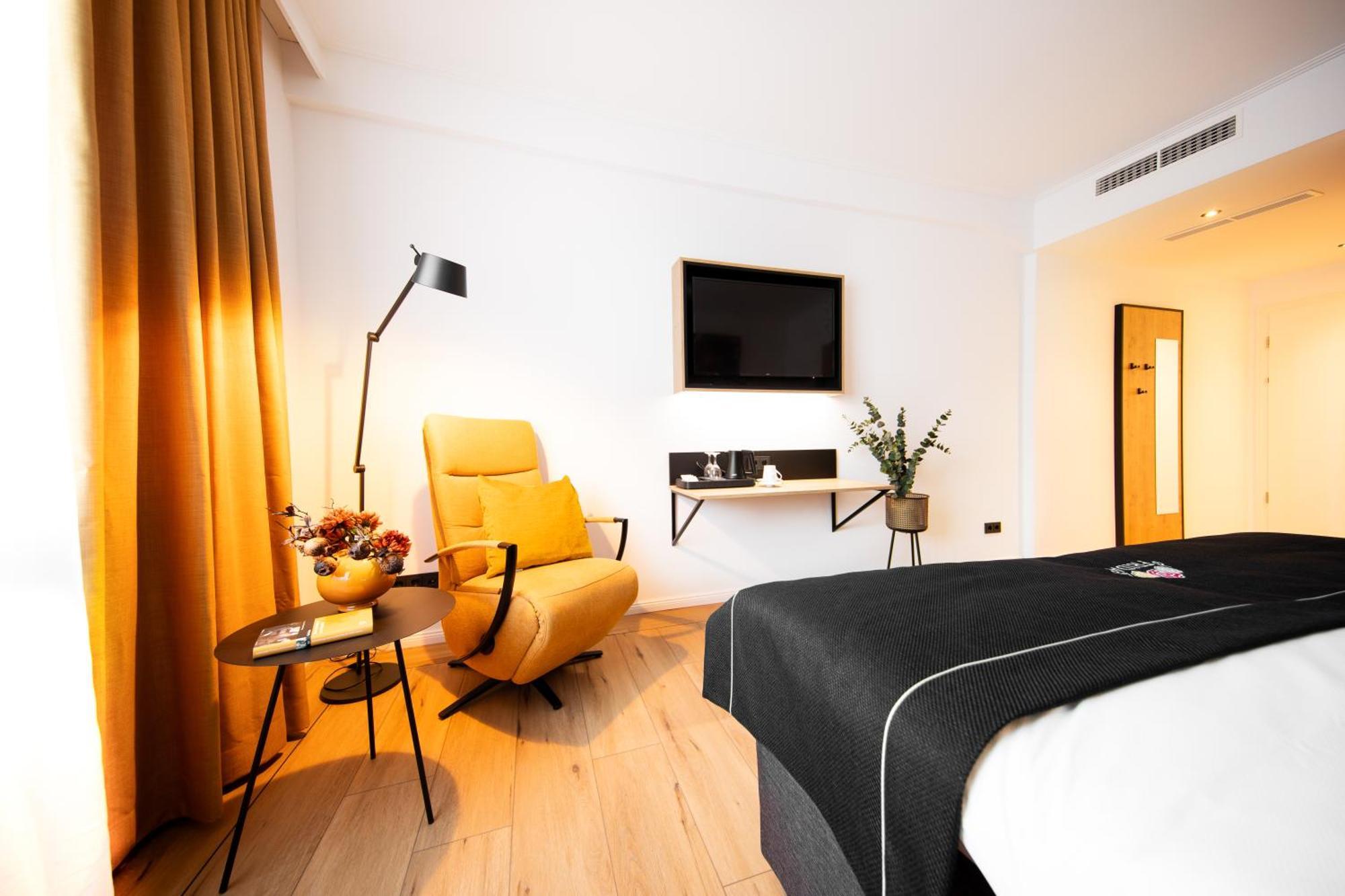 Frida Hotel & Cafe Bassum Bagian luar foto