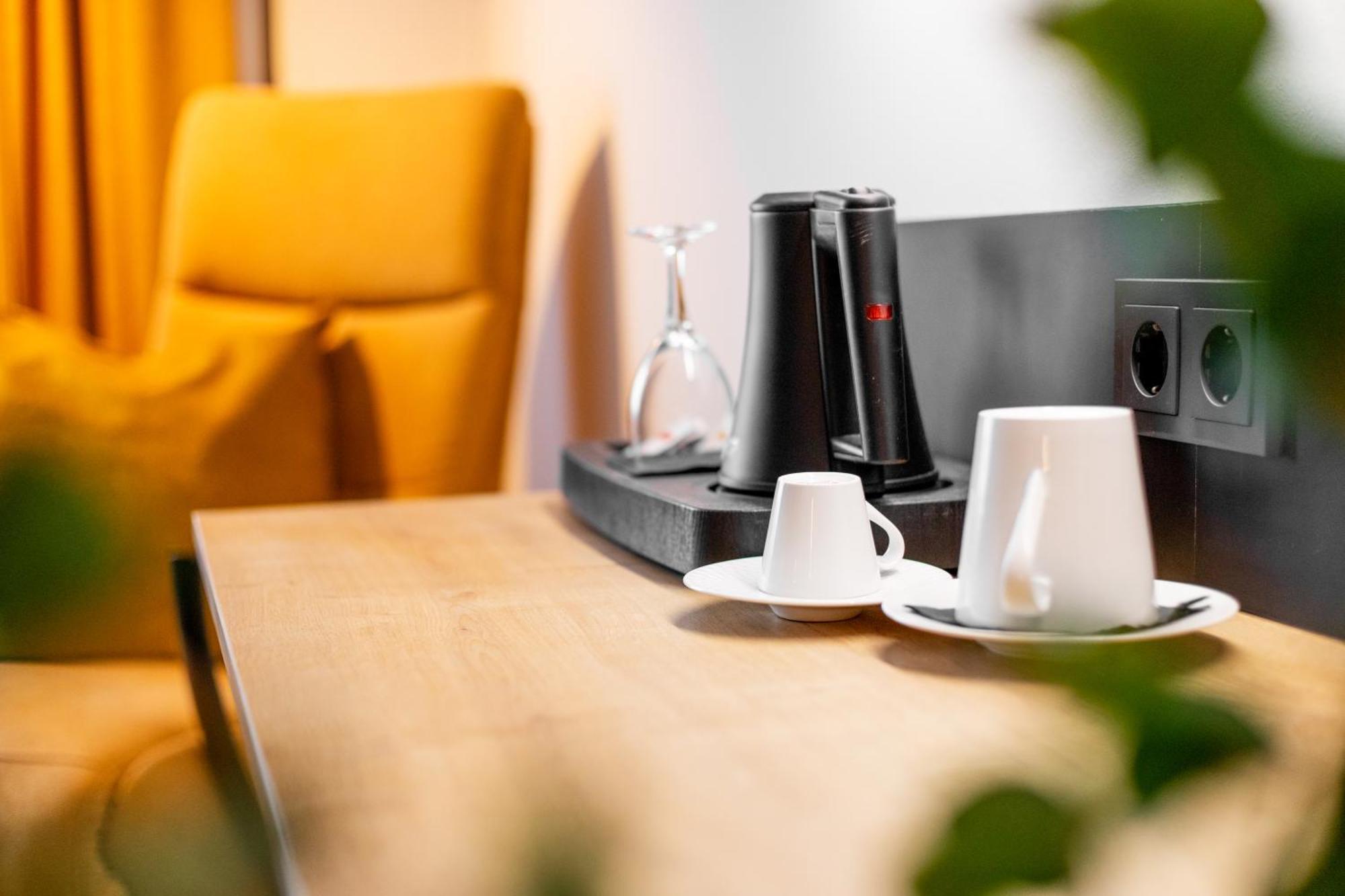 Frida Hotel & Cafe Bassum Bagian luar foto