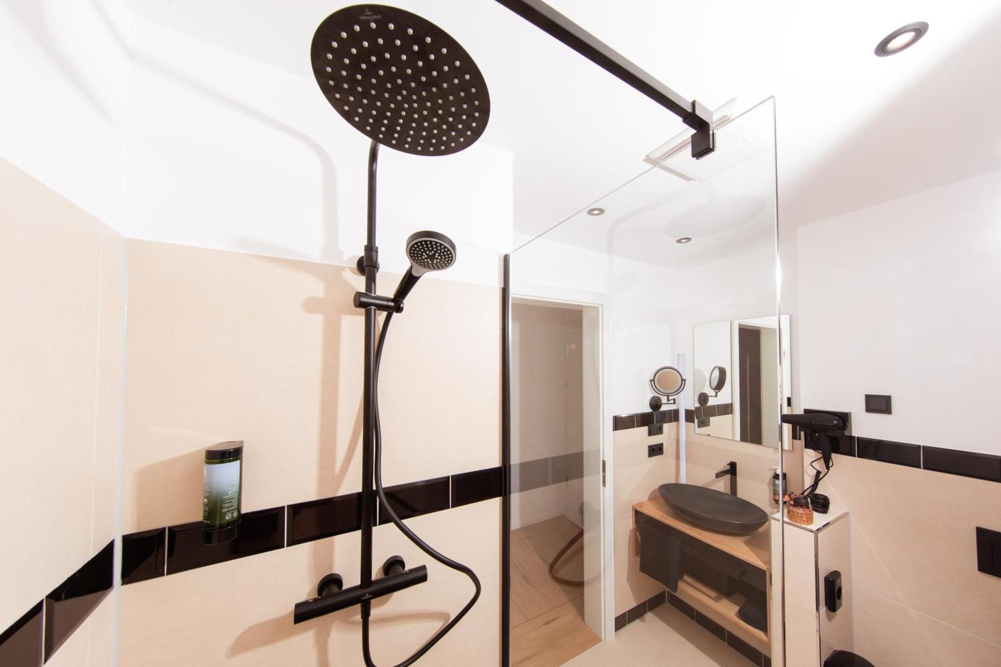 Frida Hotel & Cafe Bassum Bagian luar foto