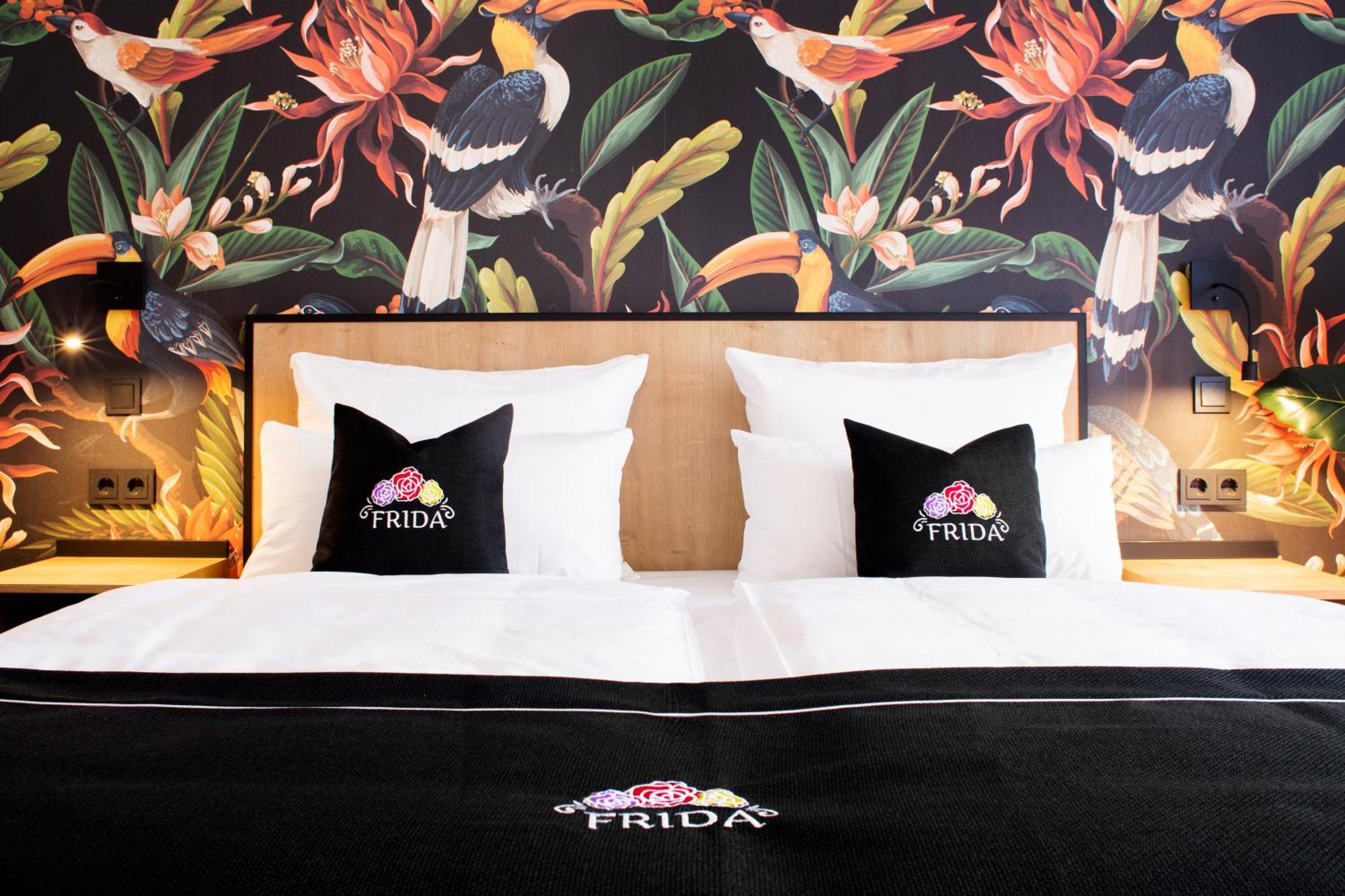 Frida Hotel & Cafe Bassum Bagian luar foto